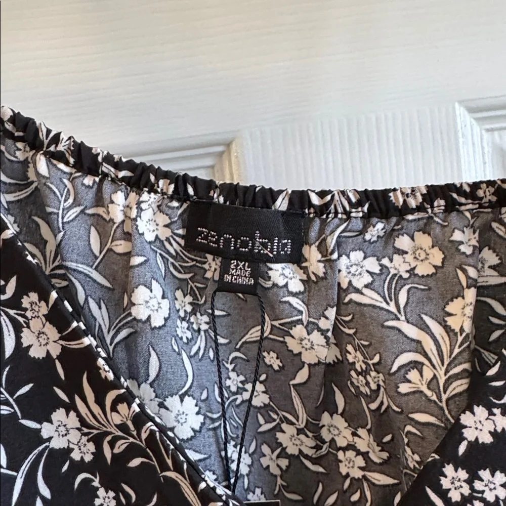 Zenobia Black & White Floral V-Neck Spaghetti Strap Tank Top - Picture 2 of 7